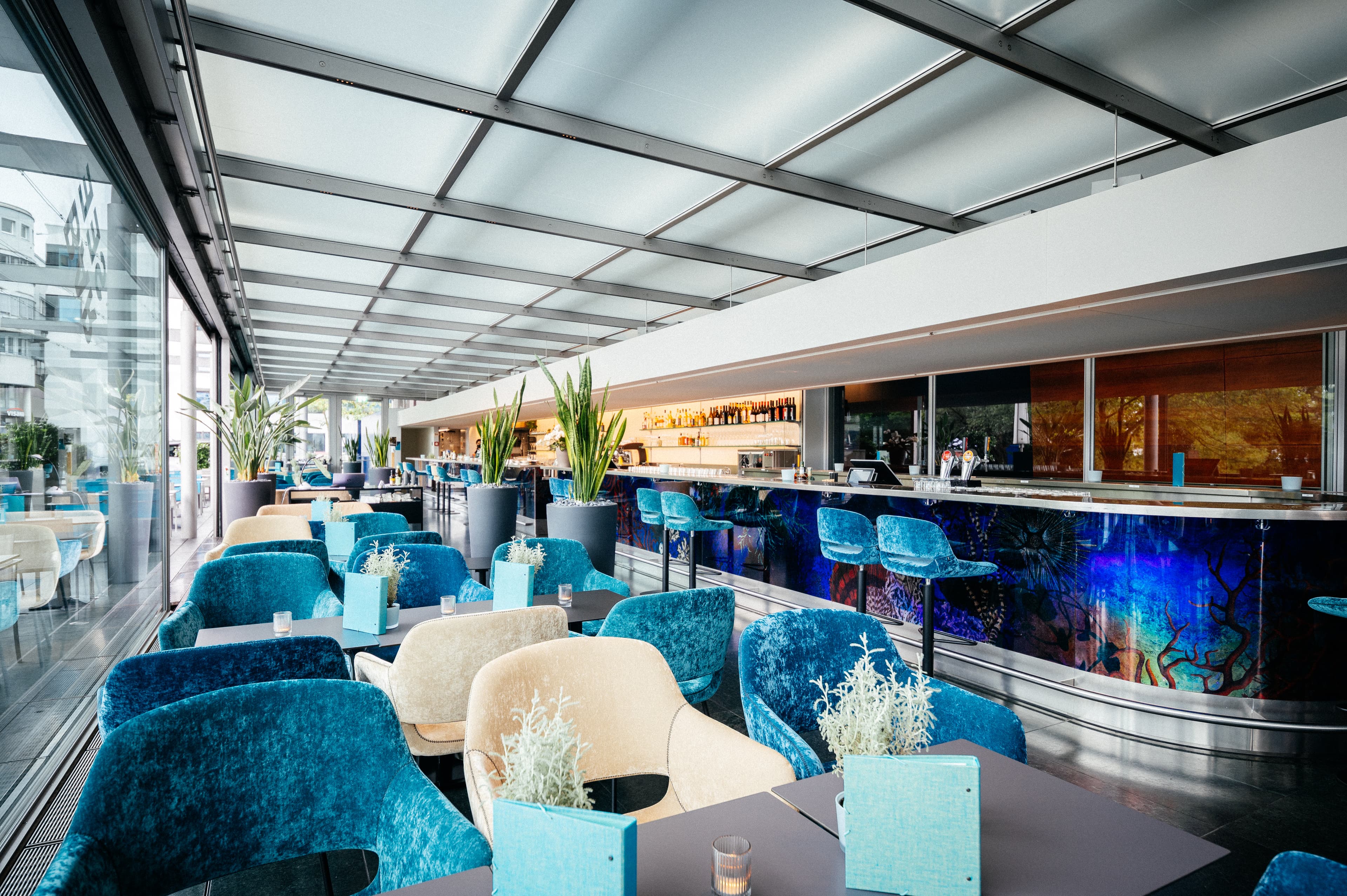 Seebar Interior mit Bartresen im KKL Luzern